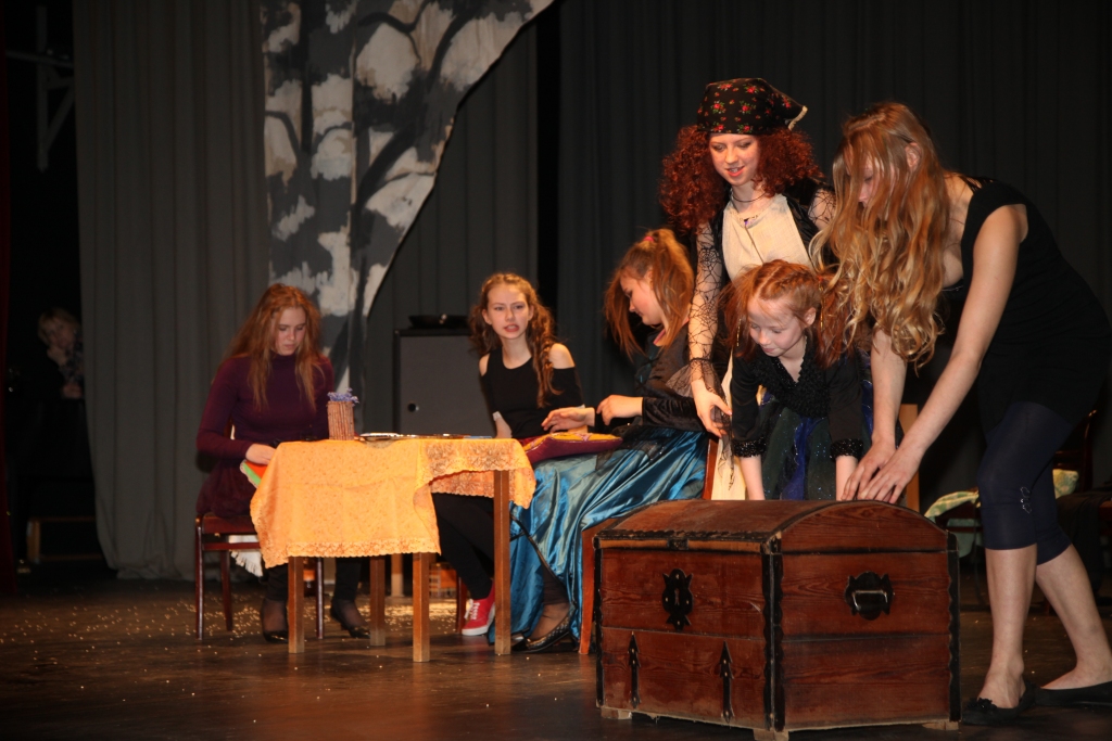 Tirzas pamatskolas teātra pulciņš, ko vada režisore Daiga Jansone, Gulbenes novada skolu teātra pulciņu skatē rādīja Anitas Grīnieces lugu “Raganiņu klapatas”. 		
Autors: Gatis Bogdanovs