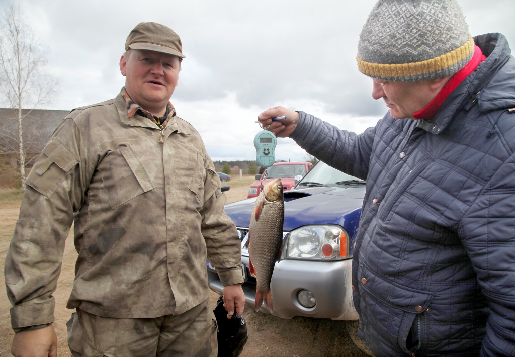 Komandas “Lejasciems-Dūre” pārstāvis Aldis Augulis (no kreisās) izcēlās ar Gaujai samērā retas zivs - ālanta (gandrīz 1 kg) noķeršanu, par ko pārliecinājās makšķerēšanas tiesnesis Māris Milns. 	
Autors: Gatis Bogdanovs