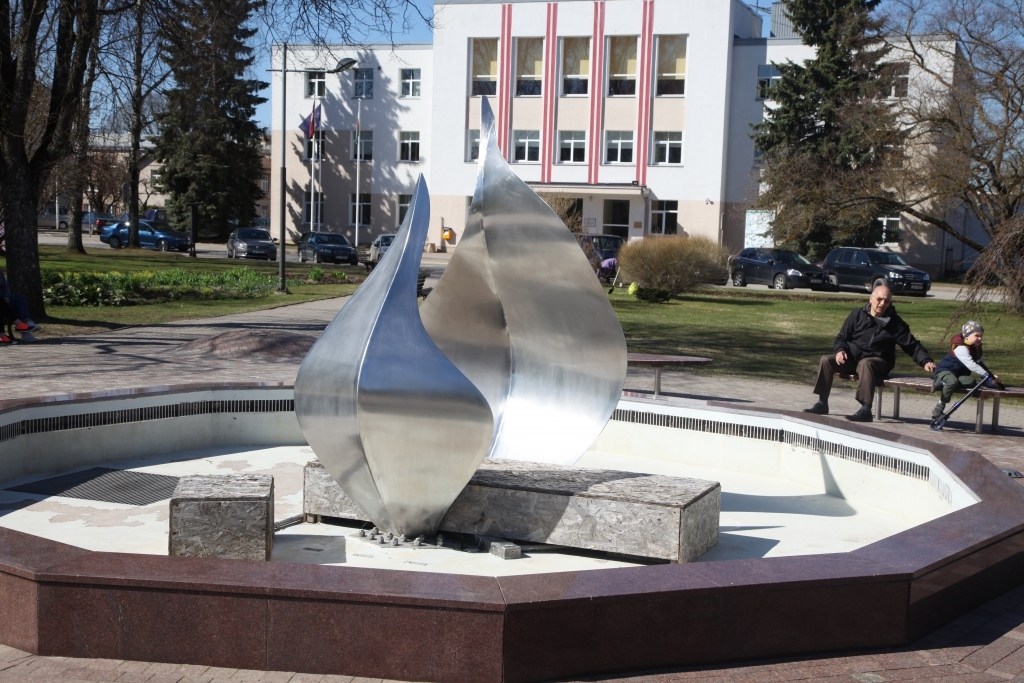 Gulbenes pilsētas centrālā skvēra strūklaka ir sakopta un tiks iedarbināta šodien, 4.maijā, kad tiks svinēta Latvijas Republikas Neatkarības atjaunošanas diena. 	