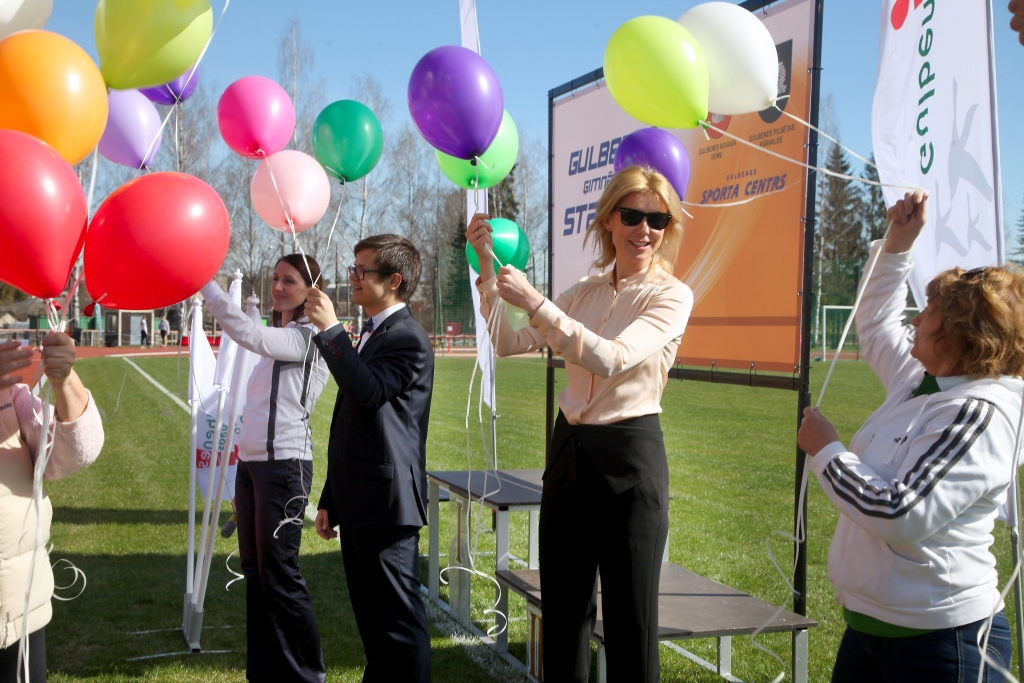 Gulbenes sportisti un viņu atbalstītāji piektdien piedalījās pilsētas lielā stadiona oficiālajā atklāšanā pēc veiktās 1.kārtas rekonstrukcijas. Svinīgajā pasākumā piedalījās arī Latvijas Vieglatlētikas savienības jaunā prezidente Ineta Radēviča.
Autors: Gatis Bogdanovs
