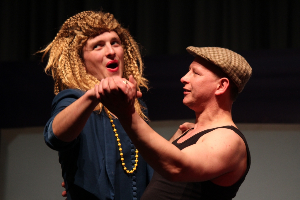 Smiekli līdz asarām valdīja Ozolkalna amatierteātra izrādē “ Manu sievu sauc Moriss”. Lomās: Bogožavļeževičs – Sergejs Petručeņa (no labās), Žoržs Odfejs – Edgars Kuzņecovs. 	
Autors: Dārta Dīvāne 