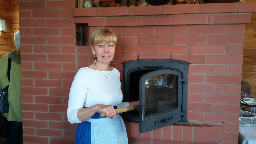 Kārsavas novadā Malnavas pagasta “Dzīlēs” saimnieko īstā latvju saimniece Aina Barsukova. Viņa ne tikai cep gardas tortes un maizi, bet arī savā pagalmā rīko amatnieku tirdziņus, vēlās brokastis ar našķēšanos un tirgošanos.
Autors: Pārsla Konrāde