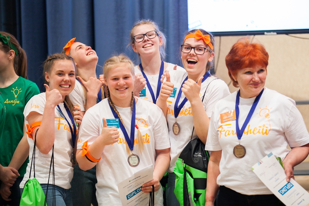 Komandas sastāvs: kapteine Enija Baumgarte, Jeļizaveta Černova, Alīna Aleksandra Antipova, Alise Briede un Evelīna Marisa Mazūre. Komandu sagatavoja fizikas skolotāja Tatjana Pētersone. 	
Autors: no personiskā arhīva