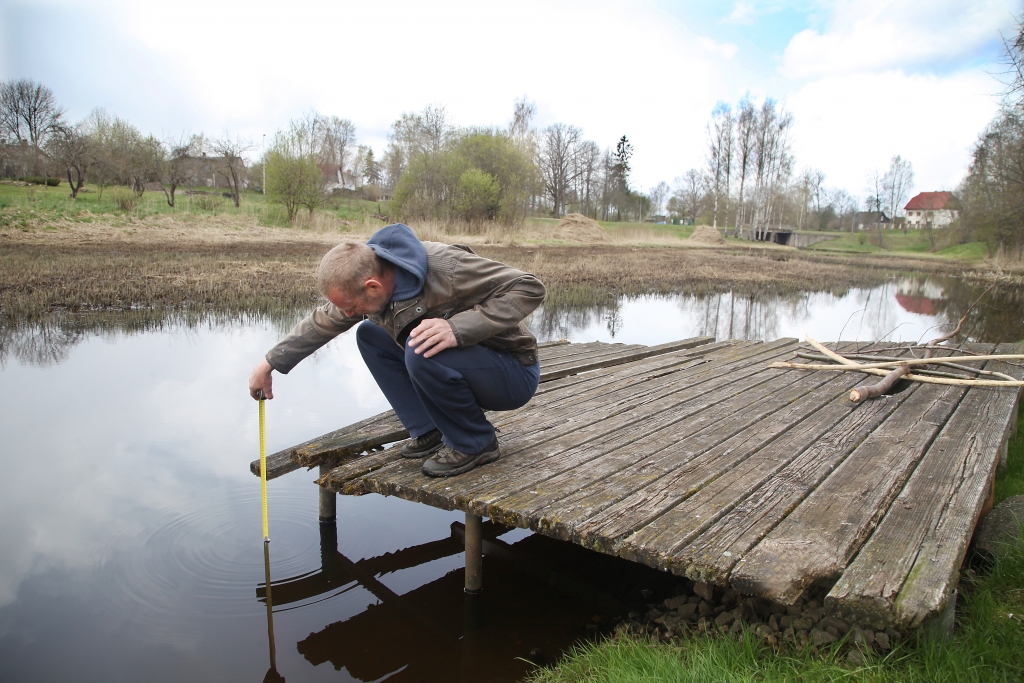 Vietējais iedzīvotājs Normunds Bečs novērojis, ka ūdenslīmenis, kurš vēl pagājušajā nedēļā sniedzās līdz laipai, nu jau ir krities par 30 centimetriem.
Autors: Gatis Bogdanovs