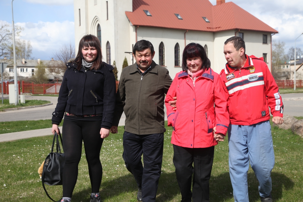 Gulbeniete Alla Rahimova ir apbrīnojama sieviete, viņa izaudzinājusi piecus bērnus un uzņēmusies aizbildnību par mazdēlu. Alla (otrā no labās), vīrs Kamils, dēls Marats un mazmeita Liāna vieno trīs paaudzes, kam ir stipras mīlestības saknes. Alla zina, ka Mātes dienā jau agri no rīta viņu sveiks gan bērni, gan mazbērni. Gulbenes 2.vidusskolā, kur mācījās gan viņa, gan bērni un mācās mazdēls, būs svētku koncerts, uz to noteikti dosies arī Alla. Bet atceroties savu mammu, Alla ar ziediem dosies uz kapiem. 	
Autors: Gatis Bogdanovs