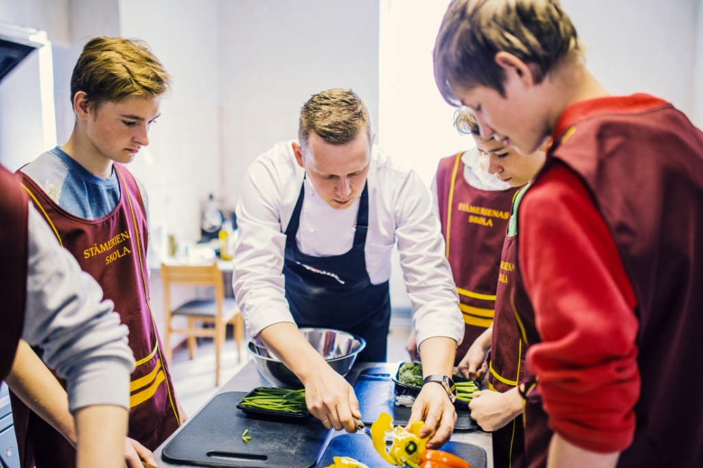 Stāmerienas pamatskolas 8. klases skolēni galdā cēla vistu saldskābajā mērcē ar krāsainajiem 