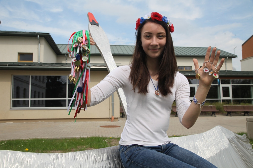 Aptuveni pirms gada Evelīna plašajos interneta resursos sastapās ar kādu ideju – veidot rotas no alus pudeļu korķiem. Izšuvums ir pamatsastāvdaļa alus pudeļu korķu rotām.
Autors: Gatis Bogdanovs