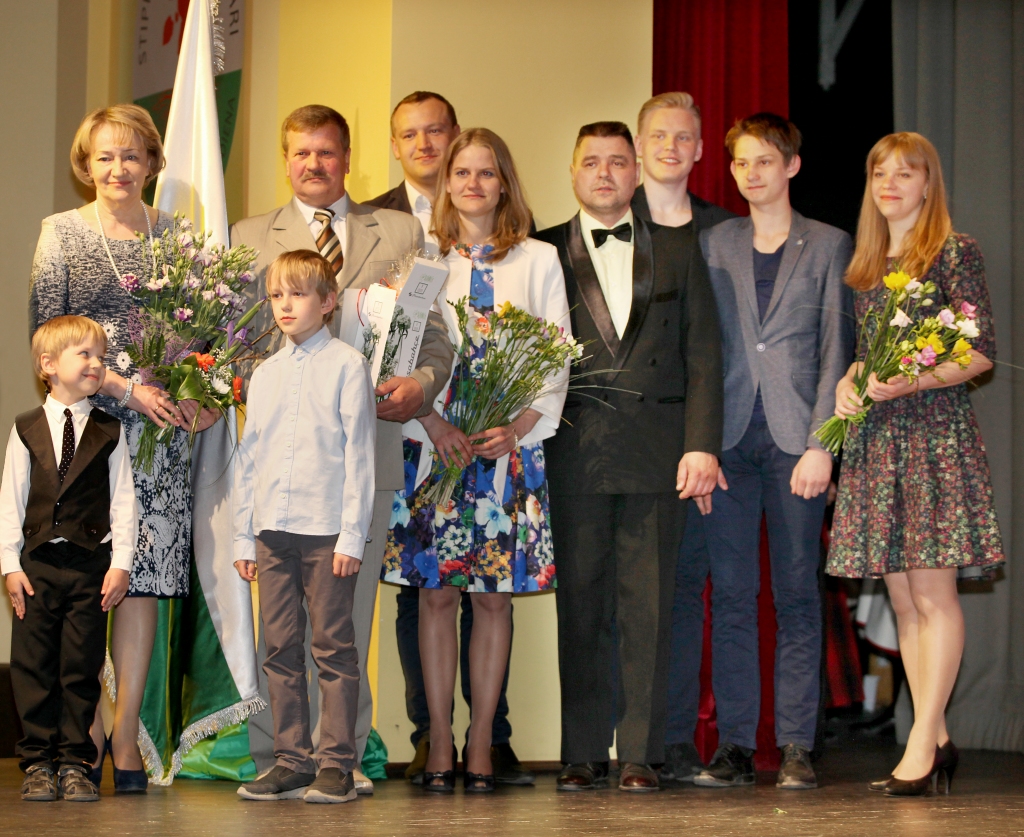 Gulbenes kultūras centrā tika suminātas Gulbenes novada radošākās, aktīvākās un cienījamākās ģimenes. Starp tām bija arī Irisas un Rolanda Puidžu ģimene, kas Lejasciemā pazīstama kā ļoti darbīga un sabiedriski aktīva, kas ar idejām atbalsta dažādus pasākumus. Puidžu ģimenes bērni tiek audzināti un skoloti ar mīlestību un visas kuplās dzimtas gādību. Visās bērnu aktivitātēs neaizstājama ir vecāku, vecvecāku un radu palīdzība. Ģimenes vecmāmiņa Irisa Puidze ir dzejniece. Arī šajā viņas talanta izpausmē allaž jūtams ģimenes atbalsts. Pagasta ļaudis vienmēr ir apbrīnojuši Puidžu ģimenes turēšanos kopā. 	
Autors:  Gatis Bogdanovs   