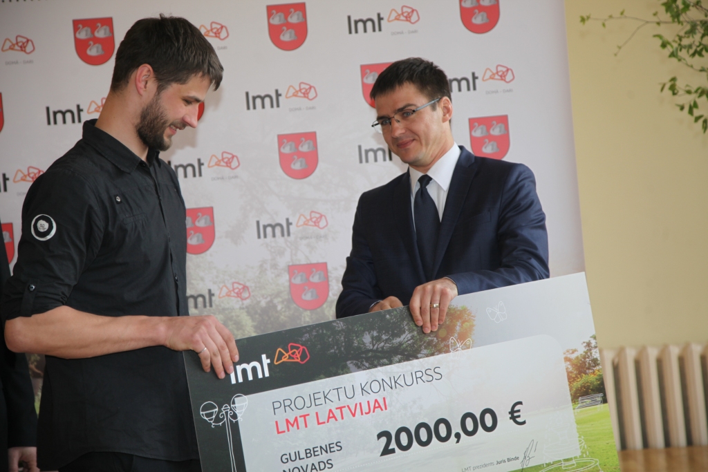 Patīkami, ka starp projektu iesniedzējiem lielākā daļa bija jaunieši, kuri vēlas dzīvot un darboties savā novadā, ar savām idejām šo dzīvi padarot interesantāku. Kopumā projektu īstenošanai Gulbenes novadam bija paredzēts piešķirt 8000 eiro. Finansējumu vai līdzfinansējumu bija iespēja saņemt katram projektam. Visu izšķīra iedzīvotāju balsojums. Tas palīdzēja iegūt balvu arī Riharda Račko iesniegtajam projektam “Sajūti Stāmerienas garšu” - 2000 eiro. Balvu Rihardam pasniedza LMT viceprezidents finanšu jautājumos Alfs Janevics. 
Autors:  Gatis Bogdanovs