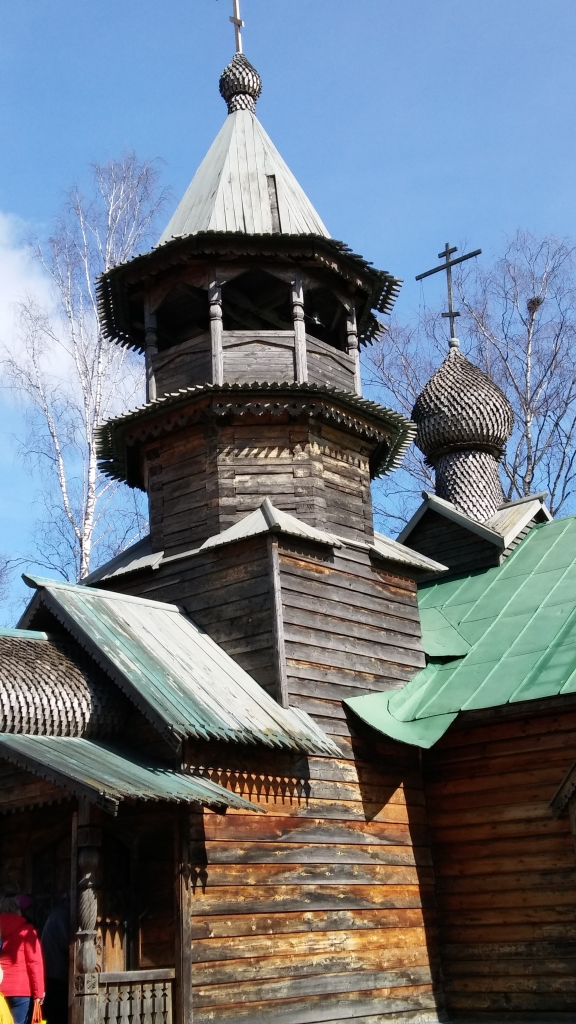Roku darbs. Sirdsskaidrās Polockas Efrosinijas pareizticīgo baznīcā gandrīz viss ir roku darbs. Tēvs Viktors (Mamontovs), kurš pērn aizgājis mūžībā, vēlējies, lai visas ikonas būtu zīmētas ar roku, nevis gatavotas rūpnīcā. Draudze saziedojusi līdzekļus, lai Rīgā uzzīmētu arī ikonas, pie kurām var lūgties, lai atmestu dzeršanu, jo šī problēma skar daudzus. Un Dieva brīnumi notiekot.
Autors: Pārsla Konrāde
