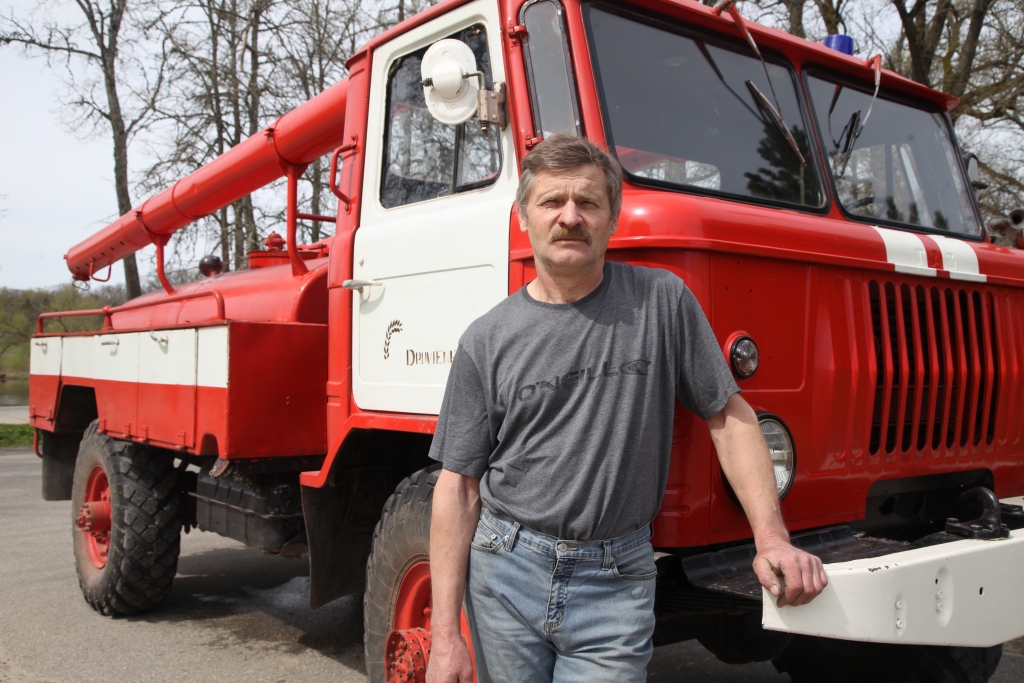 17.maijā atzīmē Ugunsdzēsēju un glābēju dienu. Kad jādzēš ugunsgrēks, dārga ir katra minūte. Druvienas pagastā ir brīvprātīgie ugunsdzēsēji, veca, bet teicami saglabāta un kopta dienesta automašīna, lai būtu klāt uzreiz, kad saņemta ziņa – deg. Dažkārt glābšanas komanda ir viens brīvprātīgais ugunsdzēsējs - Tālis Zvejnieks (attēlā), bet parasti viņš ir kopā ar Jāni Balodi.
Autors: Gatis Bogdanovs