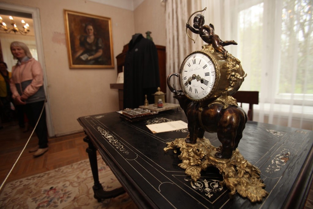 Ekspozīciju papildina pils interjera priekšmeti no Rundāles pils muzeja krājuma. 	
Autors: Gatis Bogdanovs