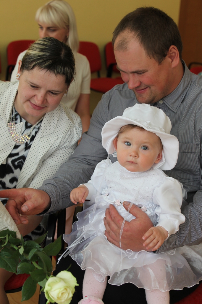 Mazā 9,5 mēnešus vecā princesīte Kristiāna Matiišina-Rulle balto rozi un spilventiņu ar savu vārdu uzticēja māmiņai Aleksandrai un tētim Armandam.	
Autors: Gatis Bogdanovs