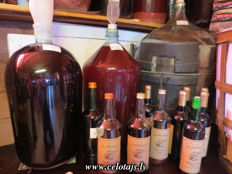 Saimniecībā audzē augļu kokus un avenes, no dažādām ogām un augļiem taisa mājas vīnus.
Autors: visitgulbene.lv