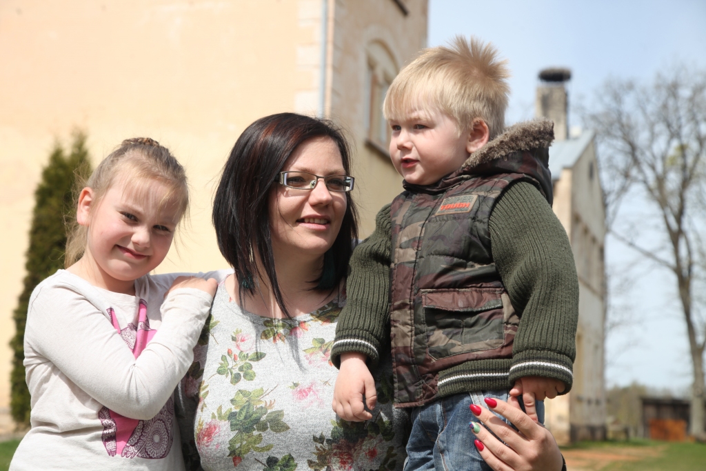 Druvēniete Baiba Eiduka sevi salīdzina ar Druvienas ozoliem, kas ir stipri un iesakņojušies dzimtajā pusē. Dzimtās puses mīlestību viņa ieaudzina arī savā meitā Elīzā Evelīnā un dēlā Edvardā. Visi trīs ļoti gaida vasaras saulgriežus, kad mājās no darba ārzemēs atgriezīsies tētis Edgars. 
Autors: Gatis Bogdanovs