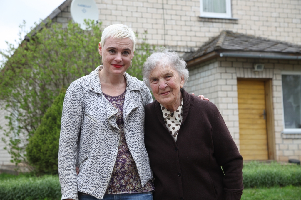 Gribas būt blakus, tuvu, dzīvot, palīdzēt, darīt, klausīties, redzēt - tā par savu mīļo radinieci Ausmu Sebri (no labās) Krapā saka Inara Verzemniece. 
Autors: Gatis Bogdanovs