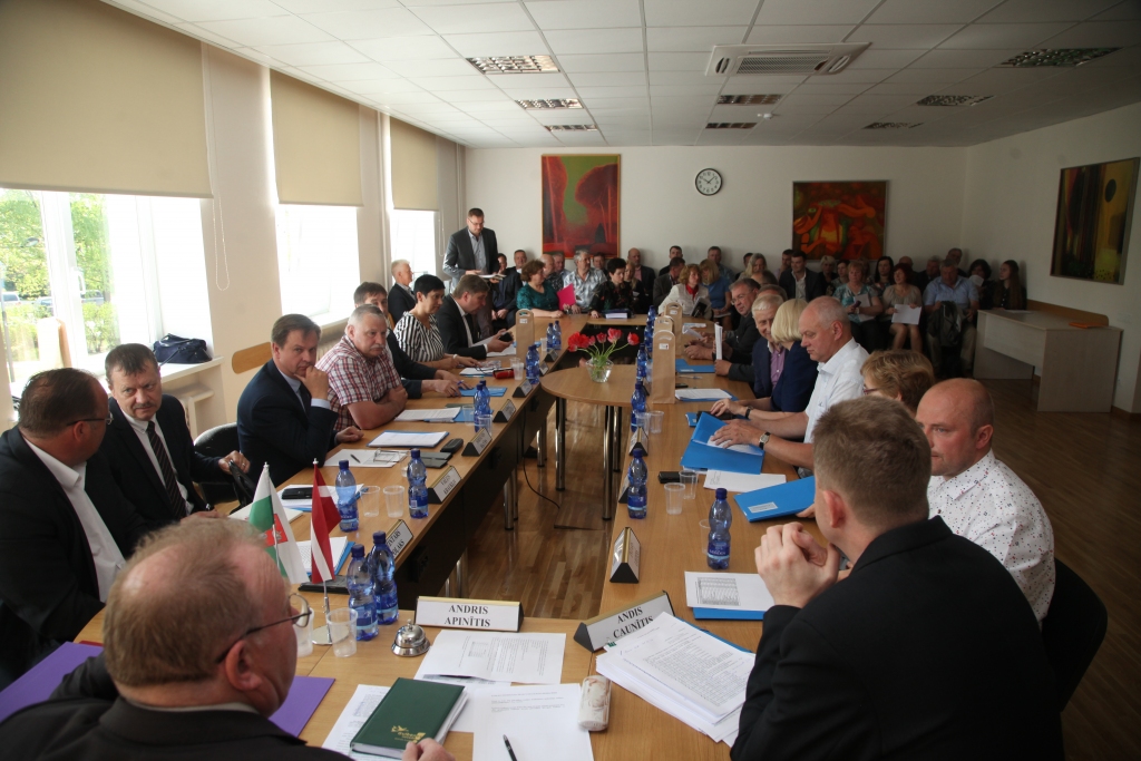 Nav izslēgts, ka nepieciešamības gadījumā Andris Apinītis vēl var sasaukt ārkārtas Gulbenes novada domes sēdi, lai tiktu izlemti neatliekami jautājumi. Tomēr formāli pēdējā šā sasaukuma sēde ir notikusi. Pēc sēdes visi sapulcējās priekšsēdētāja kabinetā, kā paši teica, “uz cepumiem”, lai atzīmētu šo notikumu. 	
Autors: Gatis Bogdanovs.