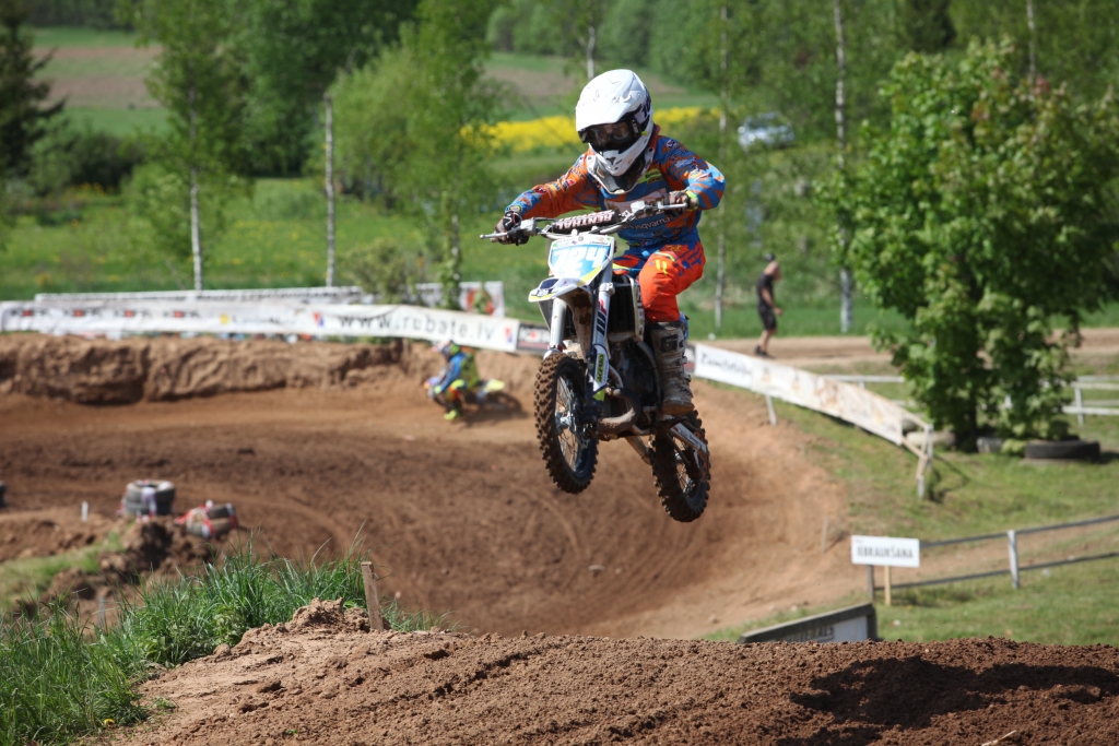 Lielisku sniegumu motokrosā “MX65” klasē uzrādīja lejasciemietis Jānis Kubuliņš. Lai arī 11 gadus vecais puisis sacensībās piedalījās, būdams slims, viņš savā klasē izcīnīja uzvaru. 
Autors: Gatis Bogdanovs