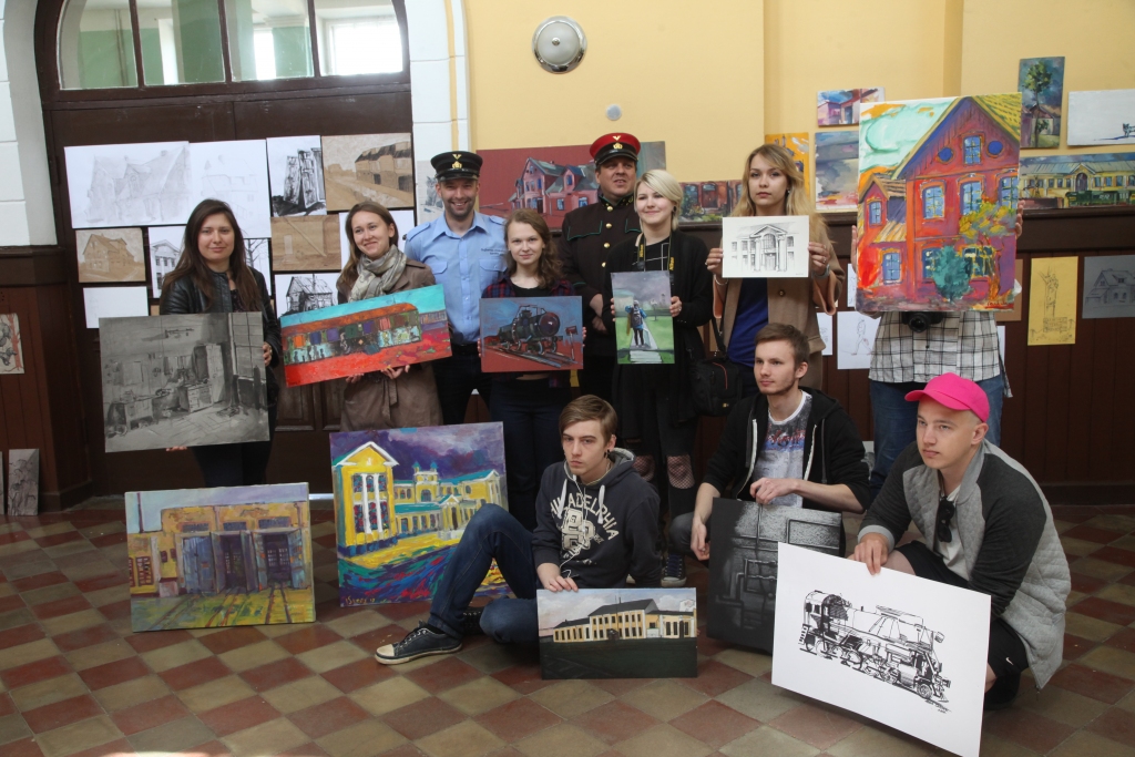 11 topošo mākslinieku darbi būs apskatāmi Gulbenes depo. Pirmajā rindā pirmais no labās - gulbenietis Arnis Skulte.  
Autors: Gatis Bogdanovs