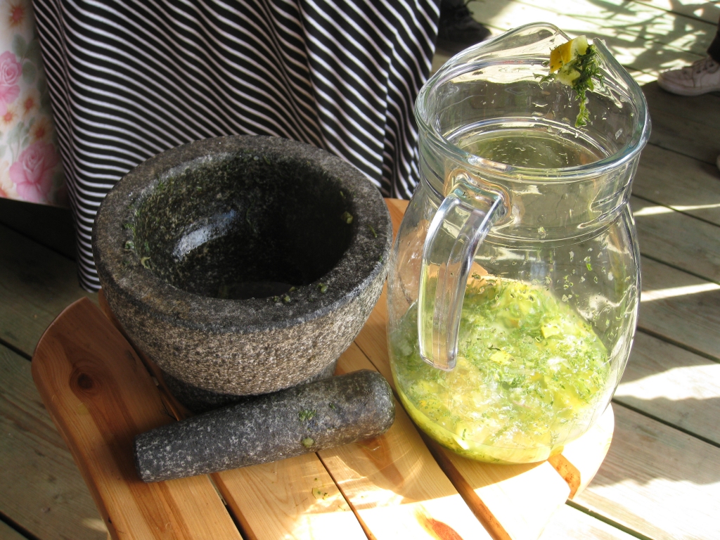 Mohito var būt arī bez ruma. Piestā saberž jaunās pelašķu lapiņas, tad pievieno piparmētras un turpina berzt, pievieno citronu un saberž, tad cukuru. Ļauj nostāties un tad aplej ar ūdeni. Ja pelašķu vietā ņem estragonu, sanāk tarhūns.
Autors: Pārsla Konrāde