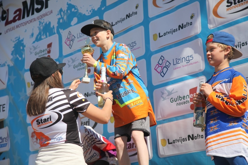 Lielisku sniegumu motokrosā 