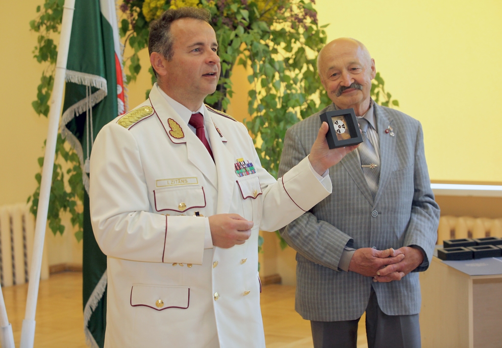 Piemiņas zīme atgādina radiācijas brīdinājuma zīmi, kurai vidū mirdz Svarovska kristāls - rāda ģenerālis Intars Zitāns (no kreisās) un Arnolds Ārvalds Vērzemnieks.  
Autors: Gatis Bogdanovs 