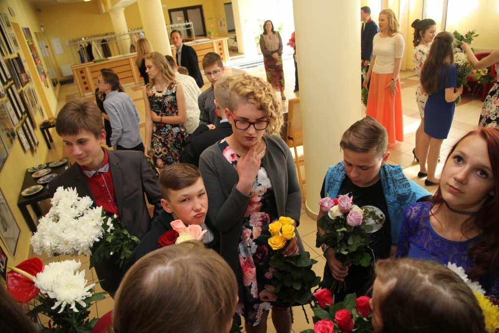 Gulbenes kultūras centra vestibilā joprojām ir aplūkojama Gulbenes mākslas skolas šāgada absolventu darbu izstāde, kas apliecina, cik talantīgi ir mūsu bērni. Starp absolventiem ir arī tādi, kuri jau zina, ka nākotnē tālāk dosies pa mākslas ceļu.
Autors: Gatis Bogdanovs