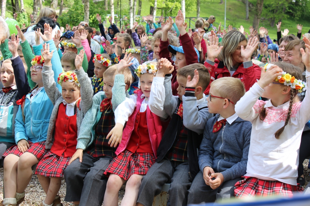 Vakar bērnudārznieki pulcējās Litenē, lai kopīgi ietu gājienā, piedalītos koncertā un radošajās darbnīcās, tā nosvinot Starptautisko bērnu aizsardzības dienu. 
Autors: Gunta Krevica
