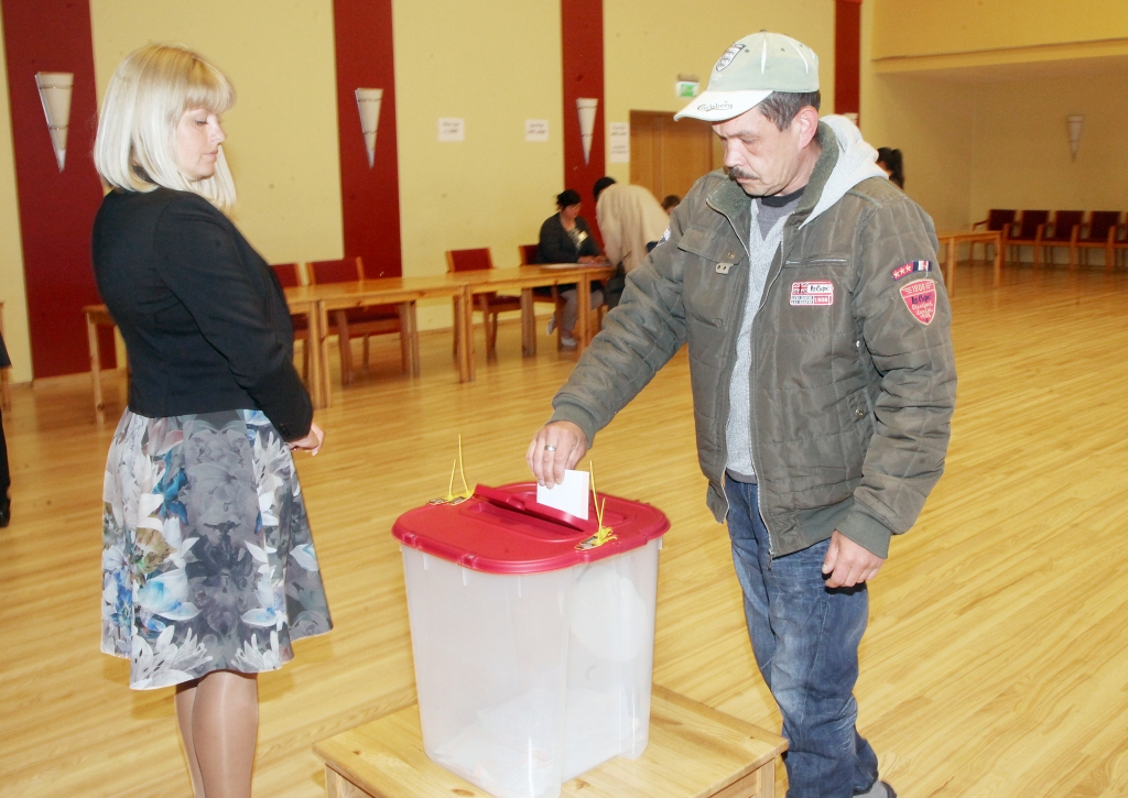 Gulbenes novada domes vēlēšanas ir sākušās ar cerīgu vēlētāju aktivitāti. Iepriekšējā balsošanā pirmajā dienā – 31.maijā – nobalsoja 220 cilvēki, kas ir par 49 cilvēkiem vairāk nekā pirmajā iepriekšējās balsošanas dienā 2013.gada pašvaldības vēlēšanās. Tomēr par situāciju kopumā varēs spriest tikai pēc vēlēšanām, “Dzirkstelei” uzsver novada vēlēšanu komisijas priekšsēdētāja Vita Kravale. Divās dienās, 31.maijā un 1.jūnijā, novadā nobalsojuši 558 vēlētāji, kas ir 3,14 procenti no kopējā balsstiesīgo skaita (17 744 novada vēlētājiem). Jau iepriekšējās nobalsošanas dienās vēlēšanu iecirkņos ir paviesojušies partiju pilnvarotie novērotāji. Piemēram, Lejasciemā, kā informē V.Kravale, 31.maijā “Zaļo un Zemnieku savienības” novērotāji uzkavējušies līdz pat vēlēšanu kastes aizplombēšanas brīdim. Vakar Gulbenes pilsētas vēlēšanu iecirknis bija atvērts jau no paša rīta un “Dzirkstele” novēroja, ka cilvēki nāca balsot – pa vienam, pa pāris. Labi, ka ir iespējams balsot iepriekš, jo vēlēšanu dienā jādodas darba darīšanās ārpus valsts – tā “Dzirkstelei” sacīja gulbenietis Vadims Rahimovs (attēlā). Viņš bez kautrēšanās nosauca partiju, par kuru ir nobalsojis. Savu izvēli esot izdarījis vēl pirms ierašanās vēlēšanu iecirknī.	
Autors: Gatis Bogdanovs