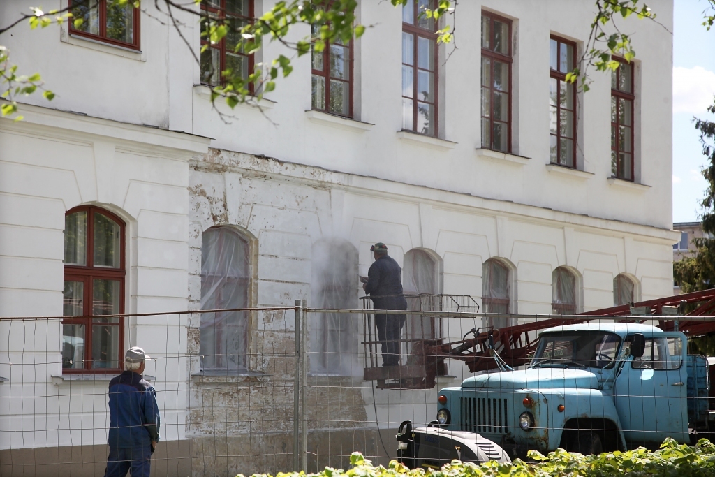 Atkal ir sācies darbs pie Gulbenes novada valsts ģimnāzijas ēkas fasādes atjaunošanas un logu nomaiņas. Tas notiek projektā, kas paredzēts diviem gadiem. Pērn tika sakārtota ēkas priekšējā fasāde. 
Autors: Gatis Bogdanovs