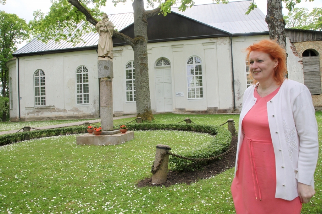 Gulbenes luterāņu draudzei ieceru un ideju darbiem netrūkst. Draudzes vecākā Iveta Zvirgzdiņa saka, ka viens no tiem ir arī biedrības “Krustalīces mantojums” projekts “Lutera pieminekļa atjaunošana un apkārtnes labiekārtošana”. 	
Autors: Gatis Bogdanovs