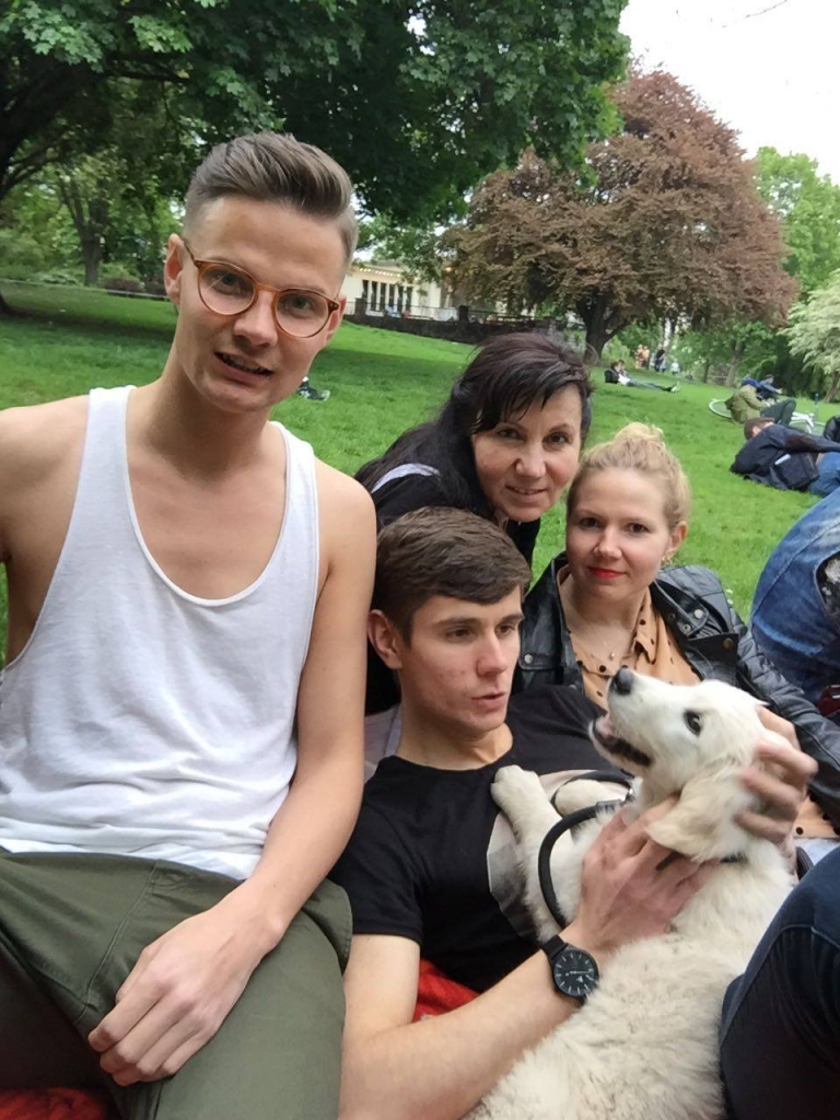 Mātes dienā visi kopā Berlīnē zem mammas Imaldas (aizmugurē) spārna: Elvijs (no kreisās), Rinalds un Līga.
Autors: no personiskā arhīva