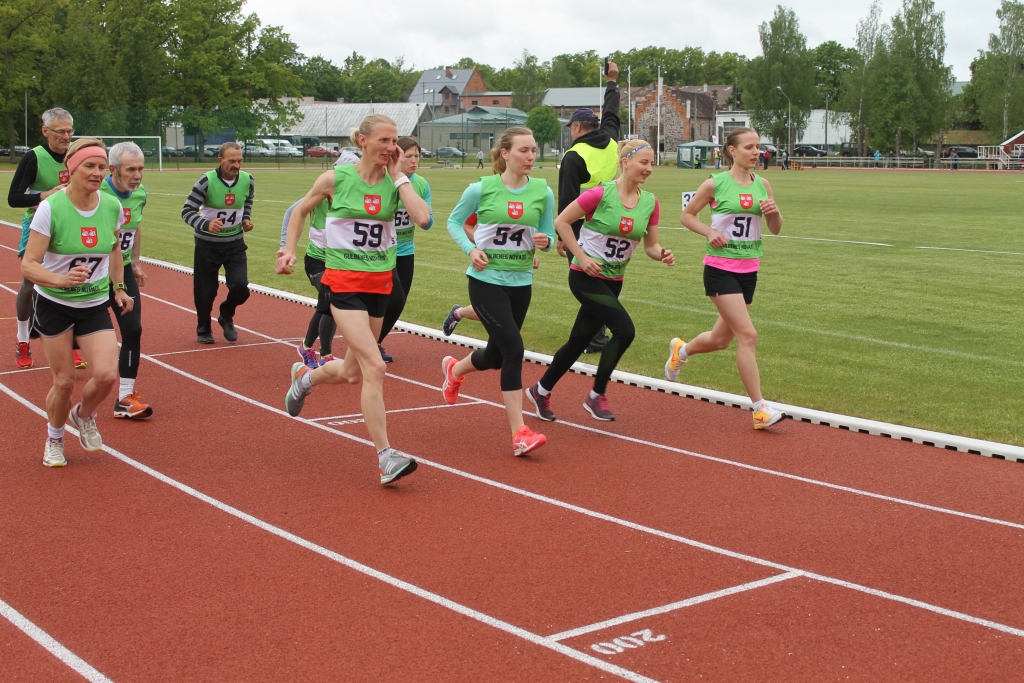 Sacensības norisinājās trīs vecuma grupās dāmām un trīs kungiem. 
Autors: Dace Anča