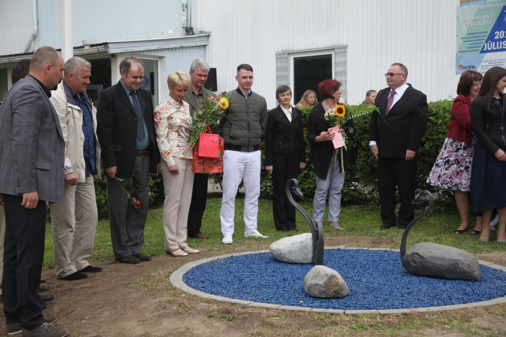 Pie Gulbenes sporta skolas tagad ir jauns vides objekts – trīs gulbji uz zila fona. Tos darinājis mākslinieks Aivars Kerliņš. 
Autors: Gatis Bogdanovs