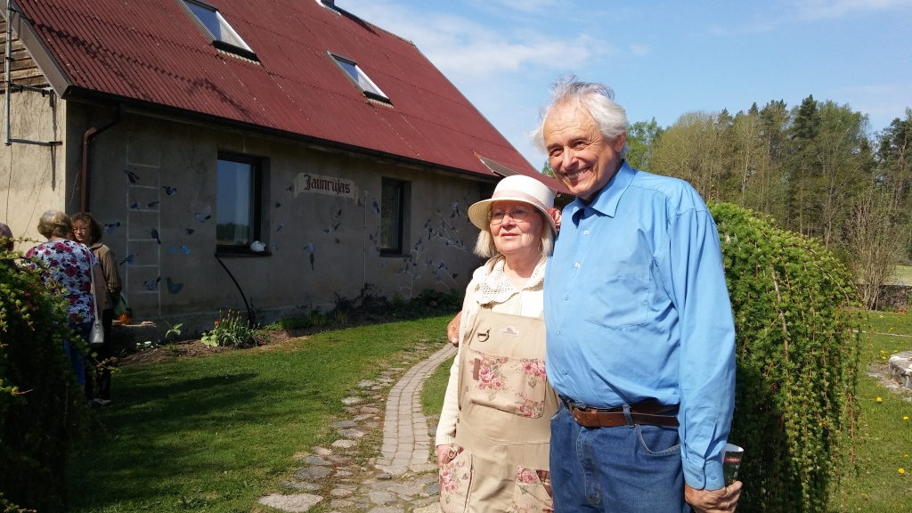 Jānis Rukšāns par savu sievu Gunu mīļi bilst: “Viņa jau saka, ka es viņu apprecēju tikai tāpēc, lai man būtu ravētāja mājās. Un pēc pāris gadiem viņa pateica: viss – pietiek vergot, dod man pašai, ko audzēt.” Rezultāts ir acīm redzams.
Autors: Pārsla Konrāde