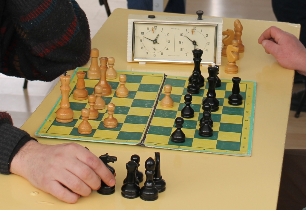 Andis Caunītis pirmais atklāti izdara gājienu, Andris Vējiņš izvēlas taktiku - “jo lielāks aktieris, jo lielāka pauze”.  	
Autors: no “Dzirksteles” arhīva