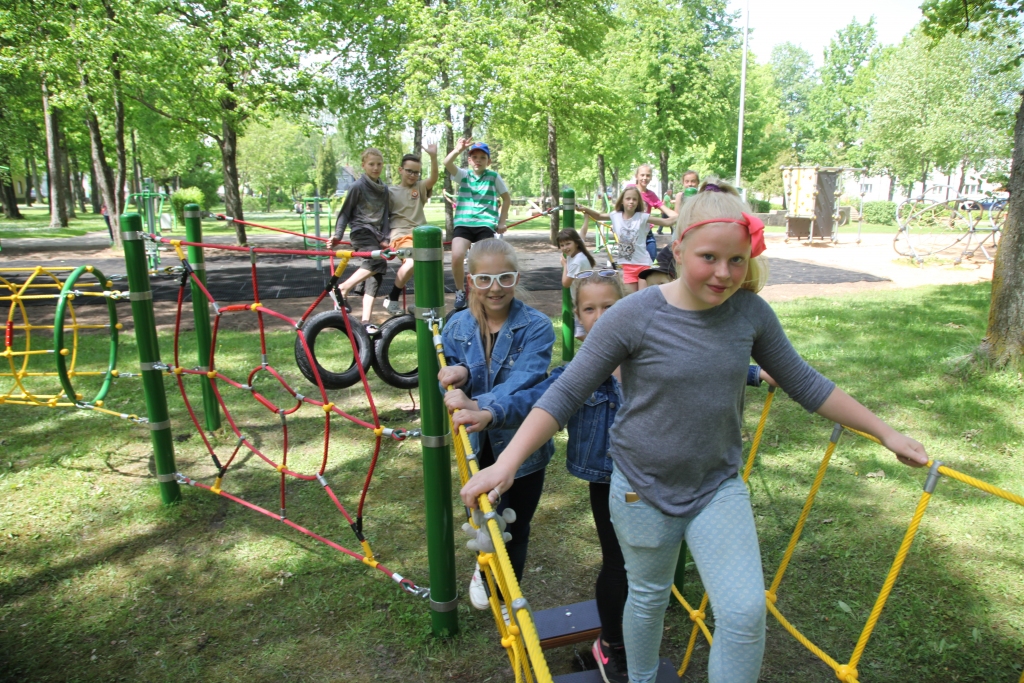 Jaunatnes parkā dzīvība tagad kūsāt kūsā. Bērnu prieki un čalas dzirdamas visu dienu! Tur ne tikai pamazām tiek veidots bērnu rotaļu parks, bet pavisam drīz tiks uzsākta multifunkcionāla laukuma izveide. Tajā tiks novietota pārvietojama estrāde, notiks koncerti un pasākumi. Laukums jāuzbūvē līdz jūlija beigām, kad pilsētā būs novadnieku dienas.
Autors: Gatis Bogdanovs
