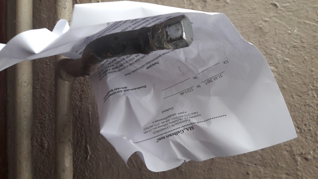 Savdabīgs protests. Gulbenē kādas daudzdzīvokļu mājas kāpņu telpā “Dzirkstele” šādā izskatā un stāvoklī atrada SIA “Gulbenes nami” iedzīvotājiem nosūtītās vēstules eksemplāru.
Autors: Ginta Alberte