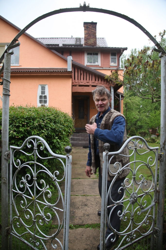 Kazimirs Papakuls ar izdomu prot pārvērst lietas un dot tām otru mūžu - šiem dārza vārtiņiem ir izmantotas metāla gultas daļas. 
Autors: Gatis Bogdanovs