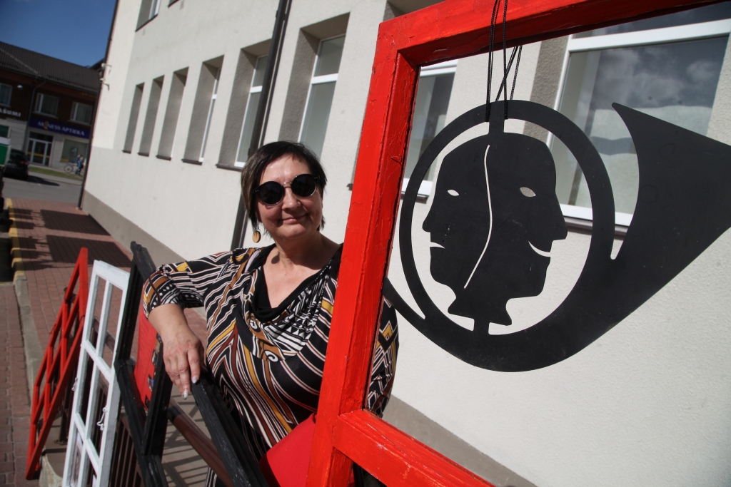 “Tas būs atkarīgs no katra skatītāja, vai festivāla programmā ietvertās izrādes viņā atvērs logu uz ārpasauli vai uz viņa iekšējo pasauli un sajūtām,” saka amatierteātru un pūtēju orķestru festivāla “Hepenings” iedibinātāja Edīte Siļķēna. 	
Autors: Gatis Bogdanovs