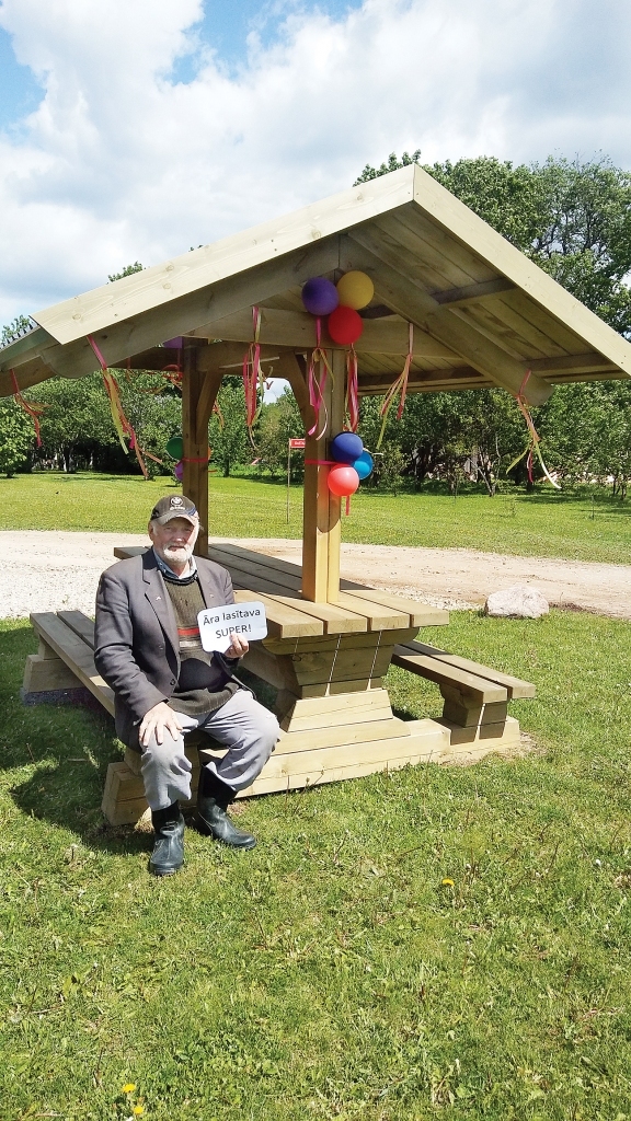 Daukstu bibliotēkas apmeklētāji tagad labprāt brīdi uzkavējas jaunajā āra lasītavā, lai pārlapotu kādu žurnālu vai laikrakstu. 
Autors: no personiskā arhīva