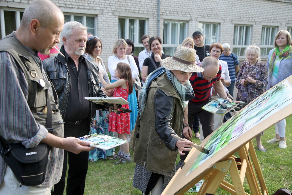 “Ainava ar sauli. Māksliniekam Leo Svempam - 120” - ar šādu nosaukumu Gulbenes novadā norisinājās mākslinieku plenērs, kura noslēgumā tapa izstāde Sarkanajā pilī. Pirms izstādes atklāšanas četri no plenēra dalībniekiem izrādīja iniciatīvu kopīgi uzgleznot vienu gleznu, lai pēc tam to uzdāvinātu plenēra rīkotājiem. Kad viņi ķērās pie gleznošanas, tas, kāds būs rezultāts, nevienam nebija zināms, jo iepriekš netika veidota skice. Mākslinieki gleznošanas brīdī raudzījās dabā un katrs savu redzēto ielika kopīgajā darbā. Tā bija absolūti improvizēta akvareļa gleznošana dabā, kurā piedalījās mākslinieki Neonilla Medvedeva, Aleksandrs Ņeberekutins, Valerijs Makovojs un Vladimirs Babkins. 	
Autors: Gatis Bogdanovs