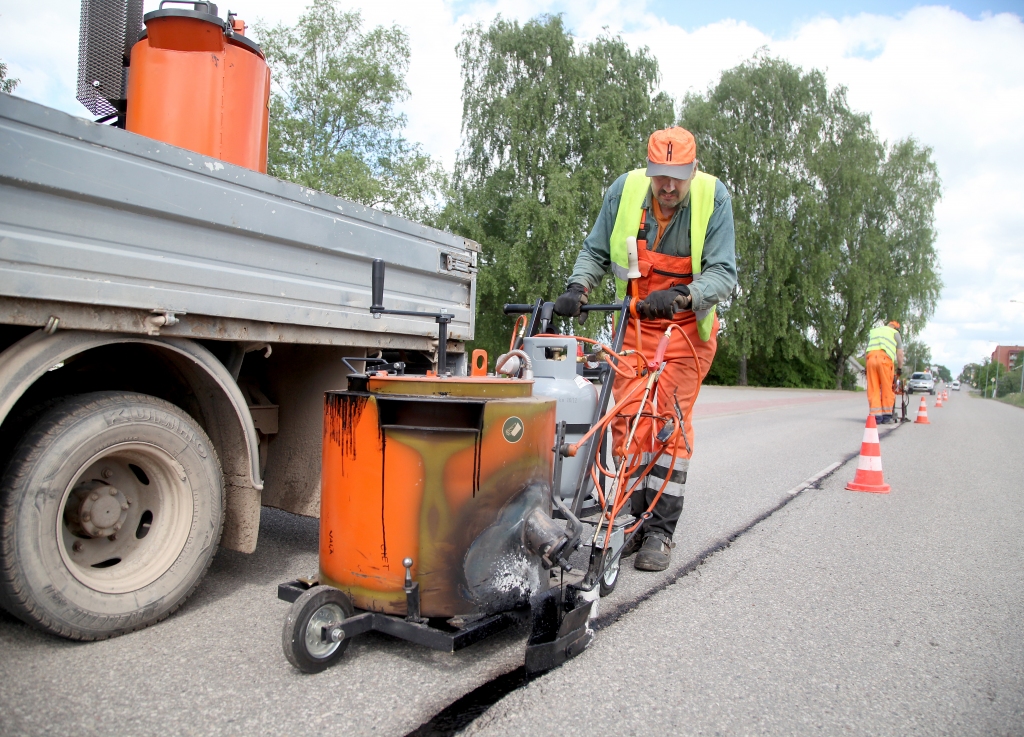 Uz vairākām pilsētas ielām ir saplaisājis asfalta segums. Ar speciālas tehnikas palīdzību plaisas tika aizpildītas ar bitumena mastiku. 
Autors: Gatis Bogdanovs
