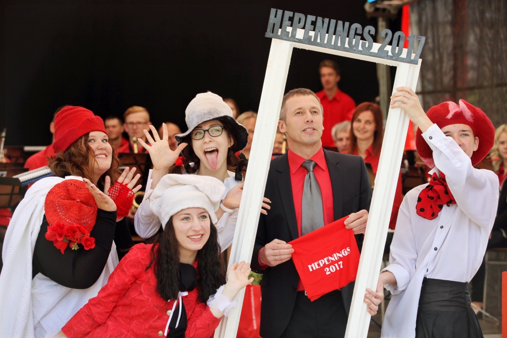 Amatierteātru festivāla dalībnieki un režisori, kā arī pūtēju orķestru diriģenti varēja fotografēties dažādu krāsu logu rāmīšos. Gulbenes kultūras centra pūtēju orķestra diriģents Jolands Andževs ir izvēlējies balto toni, jo mūzikā tāpat kā teātrī ir dažādu toņu sajūtas.
Autors: Gatis Bogdanovs