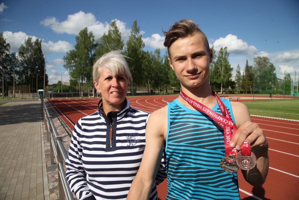 Gulbene var! Tā gribas teikt par jaunā sprintera, sporta skolas audzēkņa Rolanda Blūma sportiskajiem panākumiem. Prieks arī trenerei Irēnai Aizpurei. 
Autors: Gatis Bogdanovs