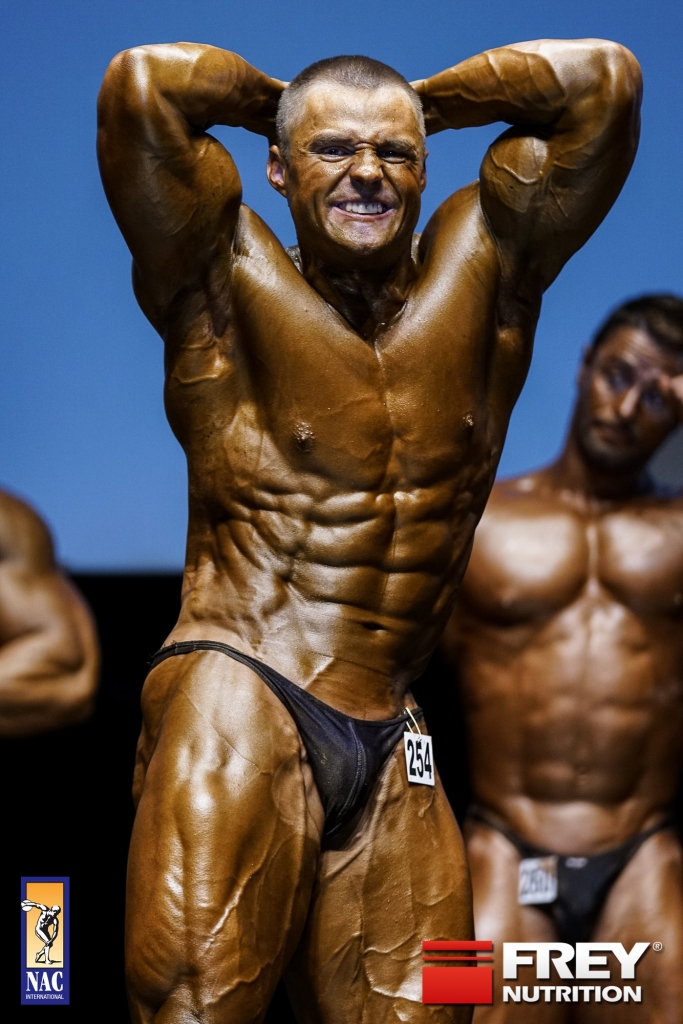 Ir iemūžināti mirkļi no pasaules čempionāta. Lai tiktu pie rezultāta, ko tiesneši un skatītāji redz sacensībās, atlētam ir ļoti jātrenējas. Gints Šķenders atzīst, ka pie pozēšanas, kura ir ļoti svarīga, viņam vēl ir jāpiestrādā – jāiemācās pareizi noslēpt trūkumus un parādīt stiprās puses. “Kad organisms ir dehidrējies, bet jāpozē, tad ļoti sāp, nereti ir spēcīgi krampji,” saka atlēts.	
Autors: no personiskā arhīva