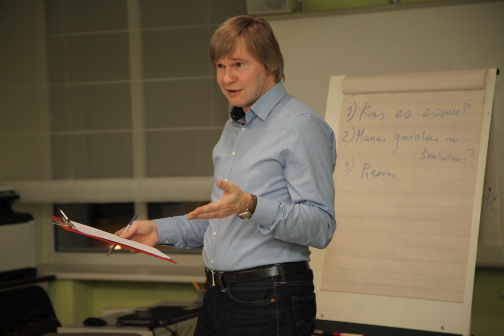 “Ir jāsaprot, kādas emocijas ir katrā pašā. Emocionāli neuzvilkties mums ļaus kritiskā domāšana, nevadoties no aizspriedumiem un stereotipiem, nedomājot vispārējās kategorijās, visu uzreiz neabsolutizējot. Pirms kaut ko apgalvot – vispirms padomāt. Tad izpaliks iemesli strīdēties,” iesaka psihoterapeits Māris Belte. 
Autors: Gatis Bogdanovs