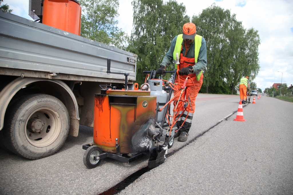 Uz vairākām pilsētas ielām ir saplaisājis asfalta segums. Ar speciālas tehnikas palīdzību plaisas tika aizpildītas ar bitumena mastiku. 
Autors: Gatis Bogdanovs