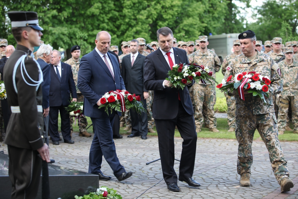 Latviešu virsnieku piemiņas vietā Litenē pie “Sāpju sienas” ziedus nolika arī Latvijas Valsts prezidents Raimonds Vējonis (vidū), aizsardzības ministrs Raimonds Bergmanis (no kreisās) un Nacionālo Bruņoto Spēku komandieris ģenerālmajors Leonīds Kalniņš.
Autors: Gatis Bogdanovs