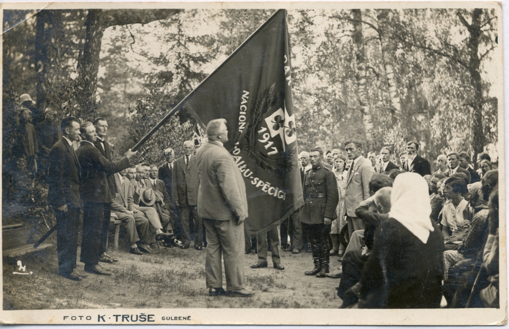 Latvijas Valsts prezidenta Kārļa Ulmaņa vizīte trīsdesmitajos gados. Krapēnieši ar viņu tikās pie Kapu kalna.   
Autors: K.Trukše